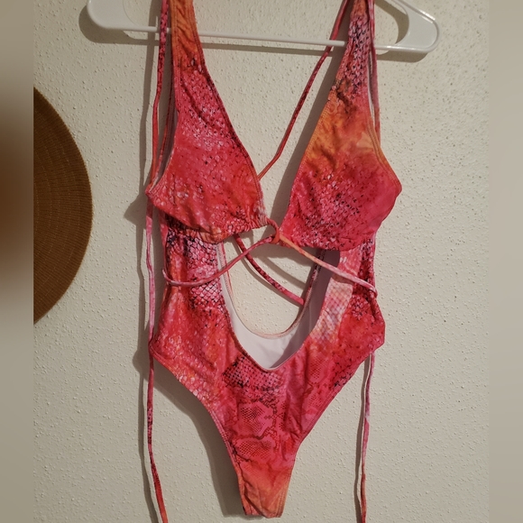 One piece swimsuit - Picture 6 of 8